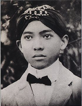 Namun karena ia sering sakit maka ketika berumur lima tahun namanya diubah menjadi Soekarno oleh ayahnya. Nama tersebut diambil dari seorang panglima perang ... - soekarno-kecil